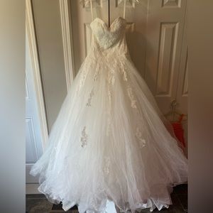 Wedding dress, includes belt and long veil